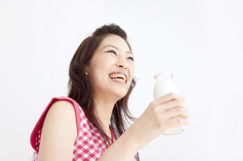 牛奶,东方人,头发,一个人,站,捧,笑,摸,微笑,露齿笑,横图,室内,白天,白色背景,仰视,亚洲,仅一个年轻女性,仅一个女性,仅一个人,抚摸,握,服装,饮品,一杯,营养,拿,拿着,注视,休闲装,黄种人,饮料,衣服,粉色,黑色,观察,看,站着,张嘴,休闲,休闲服,握着,摄影,服饰,影棚,观看,察看,乳制品,奶,关注,张大嘴巴,安神,年轻女性,女人,女性,亚洲人,长发,张开嘴,触摸,端,端着,接触,捧着,手捧,站立,半身,彩图,低角度拍摄,影棚拍摄,拍摄