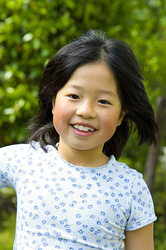 东方人,儿童,头发,一个人,站,笑,微笑,露齿笑,竖图,室外,白天,正面,旅游,度假,纯洁,草地,草坪,植物,亚洲,仅一个女性,仅一个人,阴影,服装,光线,影子,斑点,注视,休闲装,黄种人,娱乐,草,树,树木,小孩,衣服,绿色,白色,黑色,阳光,自然,观察,看,站着,仅一个小孩,享受,休闲,休闲服,放松,可爱,童年,童趣,服饰,生长,成长,观看,察看,关注,童真,烂漫,无邪,天真,女孩,女人,女性,亚洲人,孩子,站立,半身,彩图,女生