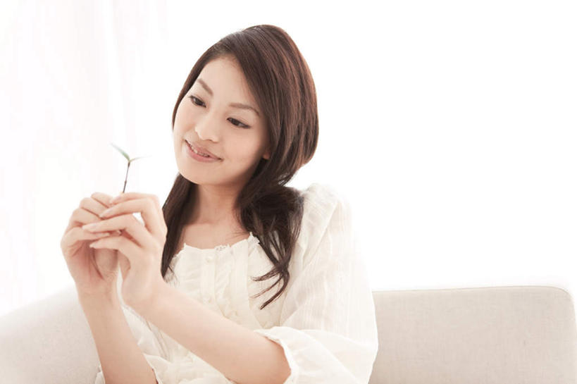 东方人,头发,一个人,坐,笑,摸,微笑,露齿笑,横图,室内,白天,正面,窗户,落地窗,沙发,亚洲,仅一个年轻女性,仅一个女性,仅一个人,抚摸,握,服装,拿,拿着,注视,休闲装,黄种人,玻璃窗,一个,衣服,绿色,白色,黑色,观察,看,靠,靠着,倚靠,休闲,休闲服,握着,服饰,单个,观看,察看,倚着,关注,布艺沙发,秧苗,年轻女性,女人,女性,亚洲人,长发,触摸,接触,坐着,半身,彩图