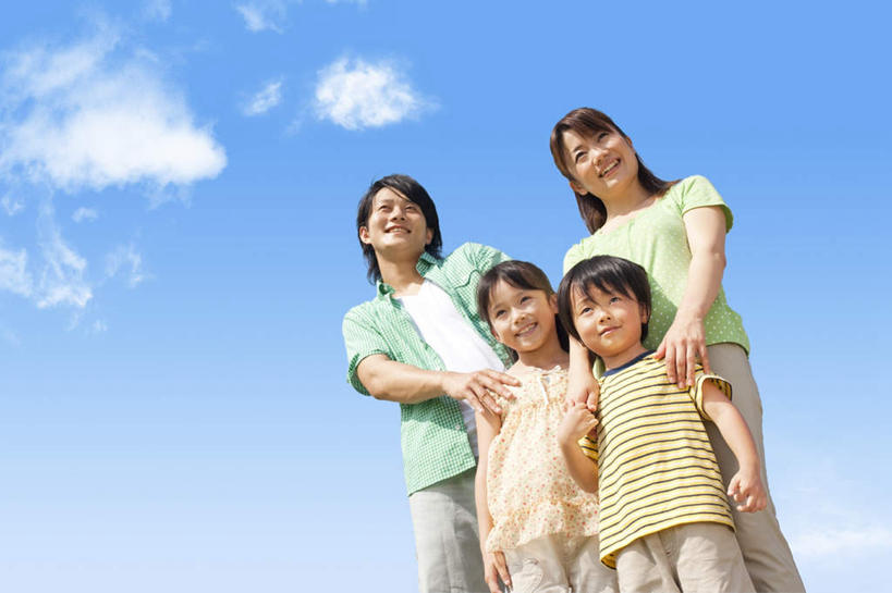 东方人,儿童,头发,四个人,家庭,夫妻,母亲,父亲,女儿,儿子,站,笑,摸,微笑,露齿笑,横图,室外,白天,仰视,爱情,纯洁,亚洲,撑,抚摸,阴影,条纹,服装,光线,影子,云,云朵,浪漫,云彩,扭头,注视,休闲装,黄种人,小孩,衣服,蓝色,绿色,黑色,白云,蓝天,天空,阳光,天,低头,观察,看,站着,转头,休闲,温暖,温馨,父子,母女,一家人,休闲服,恩爱,父爱,可爱,母爱,童年,童趣,恋人,服饰,观看,和睦,察看,撑着,关注,童真,烂漫,无邪,天真,男孩,男人,男性,年轻男性,年轻女性,女孩,女人,女性,亚洲人,孩子,长发,夫妇,情侣,触摸,接触,站立,半身,彩图,低角度拍摄,伴侣,融洽,男生,女生