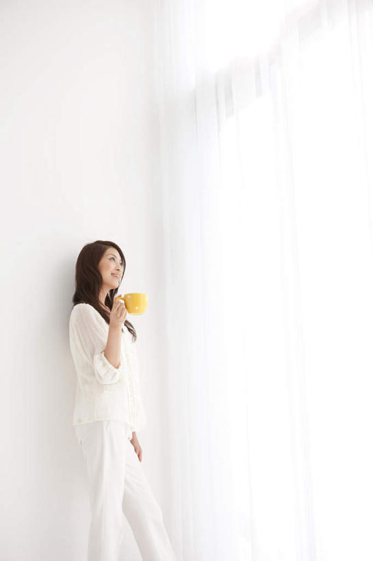 东方人,头发,一个人,站,笑,摸,微笑,露齿笑,竖图,室内,白天,侧面,窗户,落地窗,亚洲,仅一个年轻女性,仅一个女性,仅一个人,抚摸,阴影,服装,光线,瓷砖,地砖,影子,墙,地面,注视,休闲装,黄种人,玻璃窗,墙壁,墙面,衣服,白色,黑色,阳光,观察,看,靠,靠着,倚靠,站着,休闲,休闲服,服饰,观看,察看,倚着,关注,年轻女性,女人,女性,亚洲人,长发,触摸,接触,站立,半身,彩图