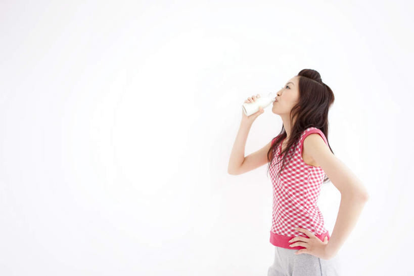 东方人,头发,一个人,站,笑,摸,微笑,露齿笑,横图,室内,白天,白色背景,侧面,水,亚洲,仅一个年轻女性,仅一个女性,仅一个人,抚摸,握,服装,液体,水滴,拿,拿着,注视,休闲装,黄种人,手叉腰,一个,衣服,粉色,黑色,瓶子,塑料制品,叉腰,观察,看,站着,休闲,休闲服,塑料瓶,握着,摄影,服饰,影棚,单个,观看,察看,一瓶,关注,年轻女性,女人,女性,亚洲人,长发,触摸,接触,抬头,仰头,站立,半身,彩图,影棚拍摄,拍摄