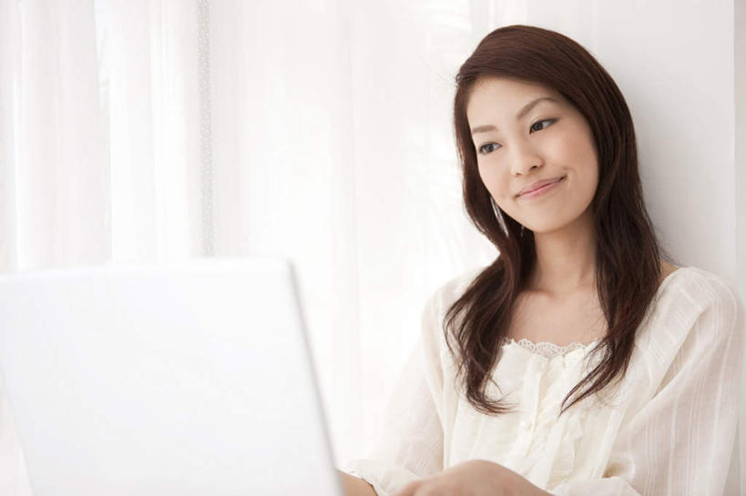 东方人,头发,一个人,坐,笑,摸,微笑,露齿笑,横图,室内,白天,正面,电脑,笔记本电脑,亚洲,仅一个年轻女性,仅一个女性,仅一个人,抚摸,敲打,服装,网络,墙,注视,休闲装,黄种人,输入,通讯设备,墙壁,墙面,衣服,白色,黑色,打字,低头,观察,看,靠,靠着,倚靠,休闲,休闲服,服饰,观看,点击,敲击,察看,无线,倚着,关注,通信设备,无线网络,无线上网,便携式电脑,按键,手提电脑,年轻女性,女人,女性,亚洲人,长发,触摸,接触,坐着,半身,彩图