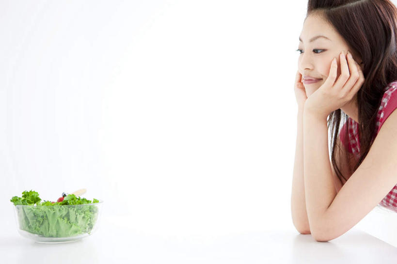 东方人,一个人,笑,微笑,横图,室内,白天,白色背景,侧面,餐具,水果,亚洲,仅一个年轻女性,仅一个女性,仅一个人,撑,阴影,服装,朦胧,模糊,光线,碟子,盘,影子,蔬菜沙拉,沙拉,托腮,注视,休闲装,黄种人,色拉,沙律,衣服,黄色,阳光,盘子,碟,观察,看,托,休闲,休闲服,摄影,服饰,有机食品,绿色食品,影棚,观看,色拉酱,一份,察看,撑着,关注,托下巴,千岛酱,年轻女性,女人,女性,亚洲人,半身,彩图,影棚拍摄,拍摄