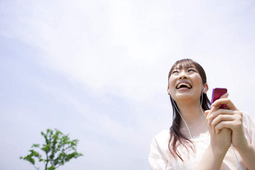 东方人,一个人,站,笑,微笑,露齿笑,横图,室外,白天,仰视,陶醉,快乐,植物,亚洲,仅一个年轻女性,仅一个女性,仅一个人,一棵,握,服装,朦胧,模糊,云,云朵,音乐,拿,云彩,音乐播放器,拿着,休闲装,黄种人,树,树木,一个,衣服,红色,蓝色,绿色,白云,蓝天,天空,自然,天,站着,张嘴,享受,休闲,休闲服,握着,服饰,生长,晴朗,单个,成长,张大嘴巴,MP3播放器,年轻女性,女人,女性,亚洲人,晴空,张开嘴,站立,半身,彩图,低角度拍摄,播放器,沉醉