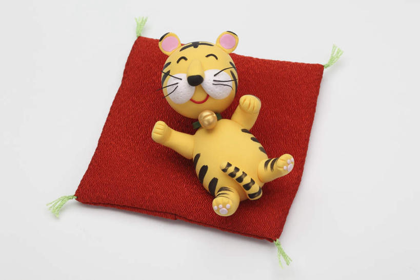 无人,躺,闭眼,笑,微笑,横图,俯视,室内,特写,白天,白色背景,游戏,桌面,哺乳动物,虎,野生动物,静物,玩具,朦胧,模糊,玩偶,玩,娱乐,一个,动物,休闲,益智,摄影,影棚,单个,活动,发泄,消遣,智力,凶猛,宣泄,卧着,残暴,凶残,老虎,闭眼睛,闭着眼,闭着眼睛,躺着,玩耍,卧,嬉戏,彩图,高角度拍摄,影棚拍摄,拍摄