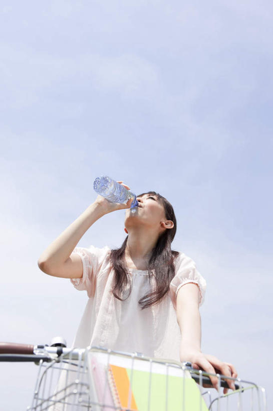 东方人,一个人,举,竖图,室外,白天,仰视,旅游,度假,美景,自行车,亚洲,仅一个年轻女性,仅一个女性,仅一个人,喝,握,服装,朦胧,模糊,景观,云,云朵,拿,云彩,拿着,休闲装,黄种人,娱乐,车,脚踏车,骑,衣服,蓝色,白云,蓝天,天空,自然,瓶子,塑料制品,交通工具,天,托,享受,休闲,休闲服,塑料瓶,景色,放松,握着,服饰,晴朗,自然风光,载具,年轻女性,女人,女性,亚洲人,晴空,举起,举手,举着,向上举,向上伸,向上托,半身,彩图,低角度拍摄
