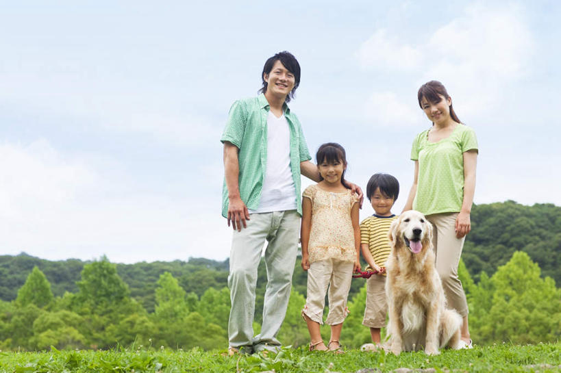 东方人,儿童,四个人,家庭,夫妻,母亲,父亲,女儿,儿子,站,坐,笑,微笑,露齿笑,横图,室外,白天,正面,爱情,旅游,度假,纯洁,草地,草坪,美景,树林,植物,亚洲,服装,朦胧,模糊,景观,云,云朵,浪漫,云彩,休闲装,黄种人,娱乐,金毛犬,草,树,树木,一只,小孩,衣服,蓝色,绿色,白云,蓝天,天空,自然,天,站着,享受,休闲,温暖,温馨,父女,父子,母女,母子,一家人,休闲服,景色,恩爱,放松,父爱,可爱,母爱,童年,童趣,搭,恋人,服饰,金毛,生长,晴朗,成长,和睦,搭着,自然风光,寻回犬,童真,烂漫,无邪,金毛寻回犬,天真,男孩,男人,男性,年轻男性,年轻女性,女孩,女人,女性,亚洲人,孩子,年轻人,夫妇,情侣,晴空,站立,坐着,彩图,全身,伴侣,融洽,男生,女生