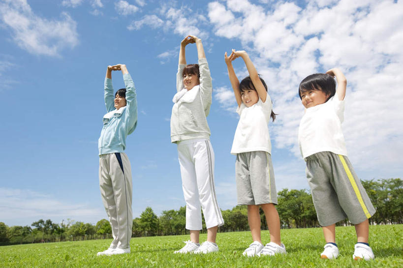 东方人,儿童,四个人,家庭,夫妻,母亲,父亲,女儿,儿子,站,举,笑,微笑,露齿笑,横图,室外,白天,仰视,爱情,旅游,度假,纯洁,草地,草坪,美景,树林,植物,亚洲,一排,服装,朦胧,模糊,整齐,景观,云,云朵,浪漫,云彩,注视,休闲装,黄种人,娱乐,草,树,树木,排列,小孩,衣服,蓝色,绿色,白云,蓝天,天空,自然,天,观察,看,托,站着,享受,休闲,温暖,温馨,父女,父子,母女,母子,一家人,休闲服,景色,恩爱,放松,父爱,可爱,母爱,童年,童趣,恋人,服饰,生长,晴朗,成长,观看,和睦,察看,队列,关注,自然风光,童真,烂漫,无邪,天真,男孩,男人,男性,年轻男性,年轻女性,女孩,女人,女性,亚洲人,孩子,年轻人,夫妇,情侣,晴空,举起,举手,举着,向上举,向上伸,向上托,站立,彩图,低角度拍摄,全身,伴侣,融洽,男生,女生