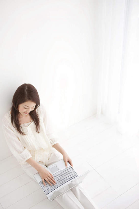 东方人,一个人,坐,笑,微笑,露齿笑,竖图,俯视,室内,白天,电脑,笔记本电脑,亚洲,仅一个年轻女性,仅一个女性,仅一个人,敲打,服装,朦胧,模糊,网络,休闲装,黄种人,输入,通讯设备,衣服,打字,靠,靠着,倚靠,休闲,休闲服,服饰,点击,敲击,无线,倚着,通信设备,无线网络,无线上网,便携式电脑,按键,手提电脑,年轻女性,女人,女性,亚洲人,坐着,半身,彩图,高角度拍摄