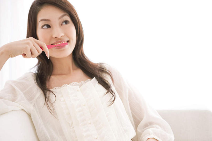 东方人,一个人,客厅,坐,举,笑,微笑,横图,室内,白天,正面,沙发,亚洲,仅一个年轻女性,仅一个女性,仅一个人,握,服装,朦胧,模糊,笔,办公用品,圆珠笔,拿,拿着,注视,休闲装,黄种人,文具,一个,衣服,学习用品,观察,看,托,休闲,休闲服,握着,服饰,单个,观看,文具用品,一支,察看,起居室,关注,布艺沙发,年轻女性,女人,女性,亚洲人,举起,举手,举着,向上举,向上伸,向上托,坐着,半身,彩图