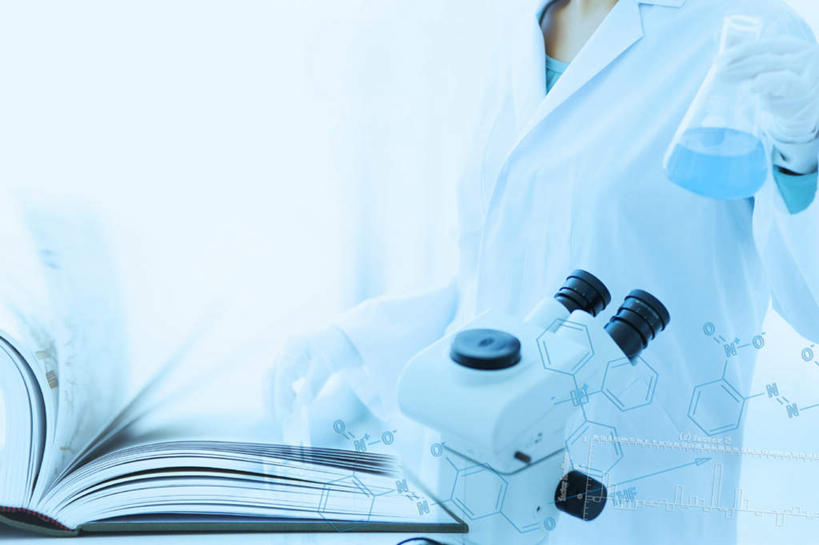 东方人,一个人,站,横图,室内,白天,侧面,实验,仪器,书籍,亚洲,仅一个年轻女性,仅一个女性,仅一个人,一本,服装,检查,朦胧,模糊,研究,透明,反射,分析,科学,化学,测试,烧瓶,显微镜,锥形瓶,实验室,研究室,休闲装,黄种人,玻璃制品,一个,衣服,玻璃瓶,瓶子,观察,站着,休闲,休闲服,器皿,清晰,探索,服饰,放大,单个,观看,仔细,透镜,科研,凸透镜,聚焦,关注,化验,检验,研究所,玻璃仪器,试验耗材,实验用品,化验室,检验室,光学,清楚,三角烧瓶,依氏烧瓶,锥形烧瓶,年轻女性,女人,女性,亚洲人,书,图书,站立,半身,彩图