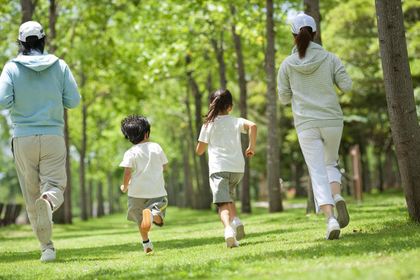 儿童,四个人,家庭,夫妻,母亲,父亲,女儿,儿子,跑,横图,室外,白天,爱情,锻炼,纯洁,运动,草地,草坪,植物,朦胧,模糊,云,云朵,浪漫,云彩,抬腿,草,树,树木,小孩,背面,蓝色,绿色,白云,蓝天,天空,自然,天,温暖,温馨,父女,父子,母女,母子,一家人,恩爱,父爱,可爱,母爱,童年,童趣,恋人,生长,晴朗,成长,和睦,童真,烂漫,无邪,体育,天真,男孩,男人,男性,年轻男性,年轻女性,女孩,女人,女性,孩子,年轻人,夫妇,情侣,晴空,跑步,彩图,全身,健身,伴侣,融洽,男生,女生