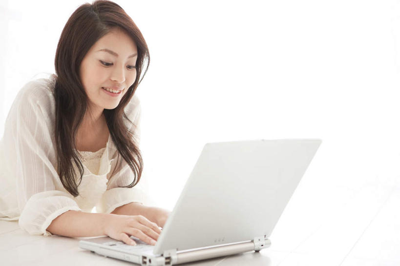 东方人,一个人,坐,横图,室内,白天,正面,电脑,笔记本电脑,餐桌,桌子,亚洲,仅一个年轻女性,仅一个女性,仅一个人,敲打,阴影,服装,朦胧,模糊,光线,网络,影子,注视,休闲装,黄种人,输入,通讯设备,衣服,阳光,打字,观察,看,休闲,休闲服,服饰,餐台,观看,点击,敲击,察看,无线,关注,通信设备,无线网络,无线上网,便携式电脑,按键,手提电脑,年轻女性,女人,女性,亚洲人,坐着,半身,彩图