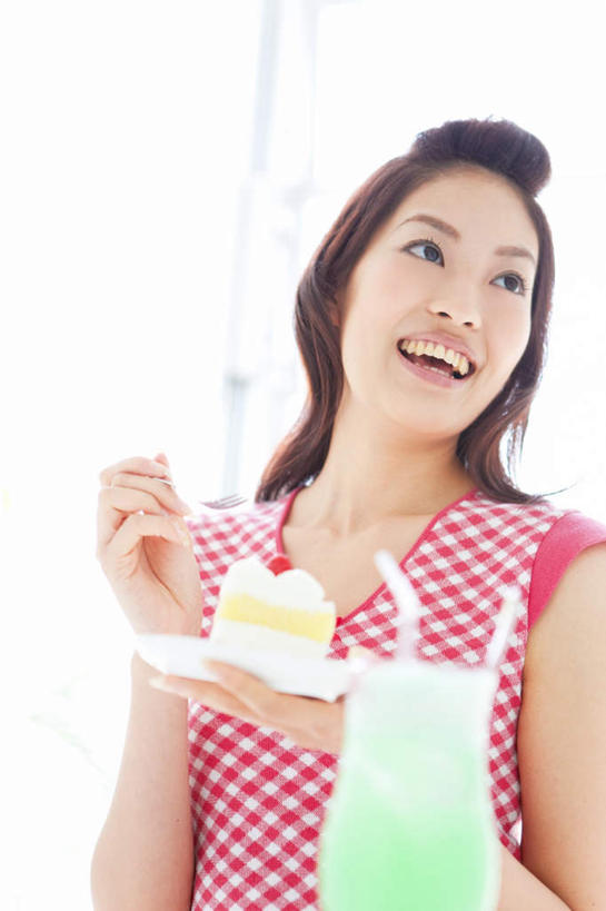 点心,果汁,东方人,一个人,举,捧,笑,微笑,露齿笑,竖图,室内,白天,正面,下午茶,餐具,亚洲,仅一个年轻女性,仅一个女性,仅一个人,握,服装,朦胧,模糊,叉子,食品,拿,拿着,休闲装,黄种人,食物,糕点,饮料,一个,衣服,托,休闲,休闲服,握着,服饰,单个,年轻女性,女人,女性,亚洲人,进餐用具,烹调用具,端,端着,举起,举手,举着,捧着,手捧,向上举,向上伸,向上托,半身,彩图,蛋糕