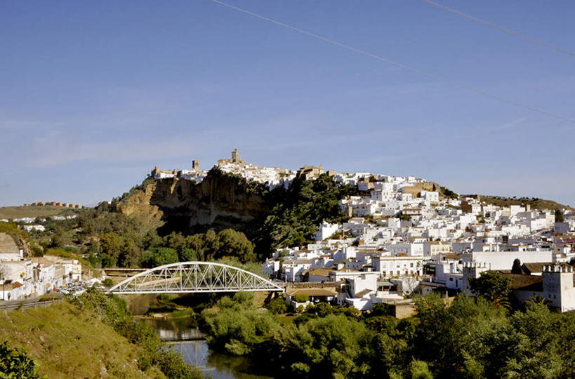 无人,家,横图,室外,白天,正面,旅游,度假,河流,石头,美景,树林,水,植物,别墅,城市风光,标志建筑,城市,地标,建筑,西班牙,欧洲,朦胧,模糊,石子,房屋,屋子,河水,景观,水流,云,云朵,公寓,建筑群,桥,云彩,娱乐,建设,石桥,洋房,楼房,拱桥,住宅,栈桥,树,树木,蓝色,绿色,白云,蓝天,天空,自然,天,享受,休闲,旅游胜地,景色,放松,拱形,生长,晴朗,成长,人行桥,石拱桥,南欧,西班牙王国,石块,晴空,彩图,房子