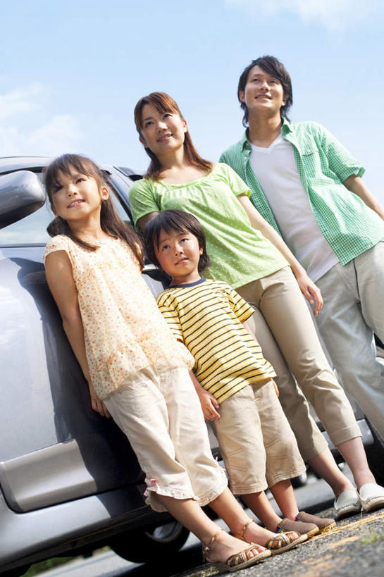 东方人,儿童,四个人,家庭,夫妻,母亲,父亲,女儿,儿子,站,笑,微笑,露齿笑,竖图,室外,白天,仰视,爱情,旅游,度假,纯洁,美景,汽车,亚洲,一辆,阴影,服装,朦胧,模糊,光线,影子,景观,云,云朵,浪漫,云彩,休闲装,黄种人,娱乐,车,小孩,衣服,蓝色,白云,蓝天,天空,阳光,自然,交通工具,轿车,天,站着,享受,休闲,温暖,温馨,父女,父子,母女,母子,一家人,休闲服,景色,恩爱,放松,父爱,可爱,母爱,童年,童趣,恋人,服饰,晴朗,和睦,自然风光,载具,童真,烂漫,无邪,天真,男孩,男人,男性,年轻男性,年轻女性,女孩,女人,女性,亚洲人,孩子,年轻人,夫妇,情侣,晴空,站立,半身,彩图,低角度拍摄,伴侣,融洽,男生,女生