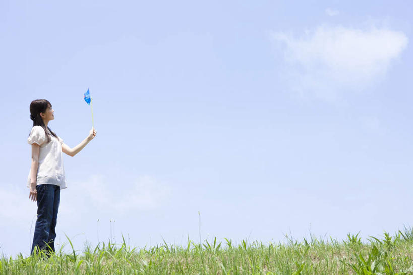 东方人,一个人,站,笑,微笑,露齿笑,横图,室外,白天,侧面,旅游,度假,快乐,自由,幸福,草地,草坪,美景,植物,风车,玩具,亚洲,仅一个年轻女性,仅一个女性,仅一个人,握,服装,朦胧,模糊,景观,云,云朵,拿,云彩,拿着,注视,休闲装,黄种人,娱乐,草,衣服,蓝色,绿色,白云,蓝天,天空,自然,天,观察,看,站着,享受,休闲,喜庆,休闲服,景色,放松,活力,握着,服饰,晴朗,观看,希望,吉祥,察看,象征,关注,自然风光,和平,梦想,忠诚,进取,灵动,勇敢,勤奋,团结,幸运,年轻女性,女人,女性,亚洲人,晴空,站立,彩图,全身