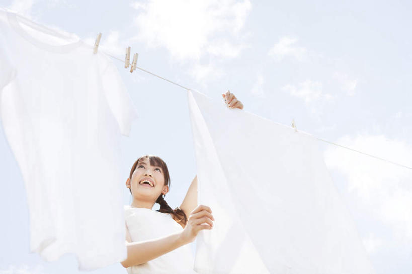 东方人,一个人,站,横图,室外,白天,仰视,衣架,亚洲,仅一个年轻女性,仅一个女性,仅一个人,一排,吊挂,握,悬挂,服装,朦胧,模糊,整齐,云,云朵,挂,拿,云彩,拿着,注视,休闲装,黄种人,排列,衣服,蓝色,白云,蓝天,天空,天,观察,看,站着,张嘴,休闲,休闲服,握着,服饰,晴朗,观看,察看,队列,关注,张大嘴巴,年轻女性,女人,女性,亚洲人,挂衣架,晾衣架,晴空,张开嘴,抬头,仰头,站立,半身,彩图,低角度拍摄