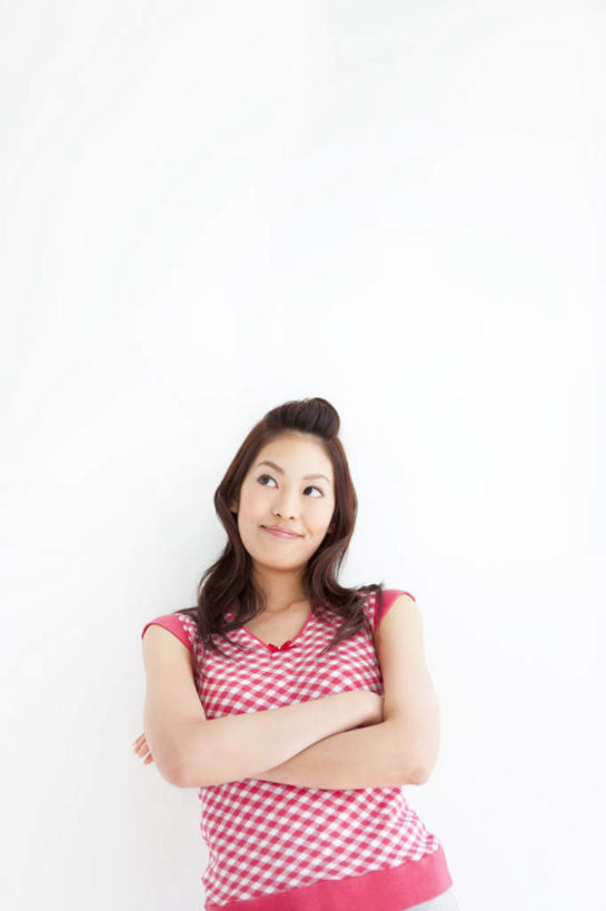 东方人,一个人,站,笑,双手交叉,微笑,露齿笑,竖图,室内,白天,白色背景,正面,亚洲,仅一个年轻女性,仅一个女性,仅一个人,服装,墙,注视,休闲装,黄种人,墙壁,墙面,衣服,粉色,观察,看,靠,靠着,倚靠,站着,休闲,休闲服,摄影,服饰,影棚,观看,察看,双手抱胸,倚着,关注,年轻女性,女人,女性,亚洲人,站立,半身,彩图,影棚拍摄,拍摄