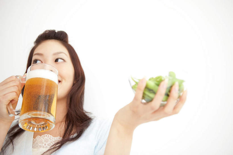 啤酒,东方人,一个人,举,捧,横图,室内,白天,白色背景,仰视,杯子,亚洲,仅一个年轻女性,仅一个女性,仅一个人,服装,酒类,休闲装,黄种人,玻璃制品,酒,饮料,一个,衣服,酒杯,啤酒杯,托,休闲,休闲服,摄影,服饰,影棚,单个,年轻女性,女人,女性,亚洲人,玻璃杯,端,端着,举起,举手,举着,捧着,手捧,向上举,向上伸,向上托,半身,彩图,低角度拍摄,影棚拍摄,拍摄