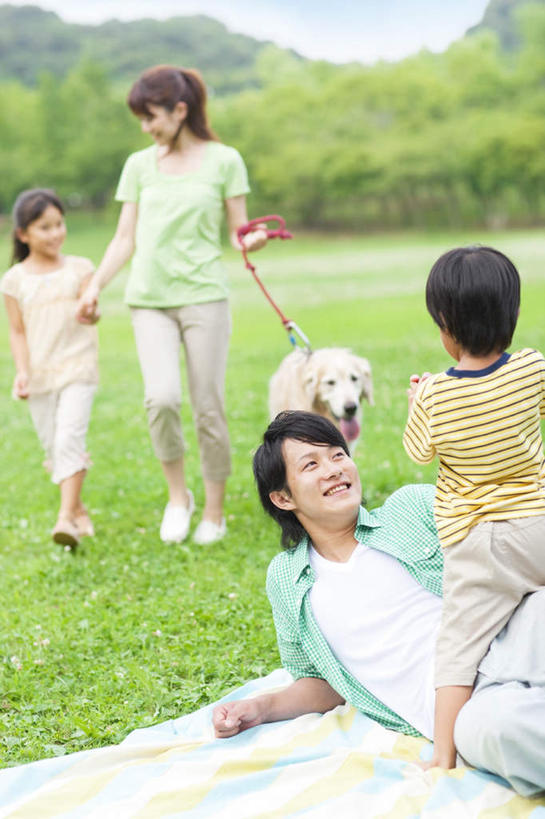 东方人,儿童,四个人,家庭,夫妻,母亲,父亲,女儿,儿子,站,走,躺,握手,说,竖图,室外,白天,正面,爱情,讨论,纯洁,草地,草坪,植物,亚洲,牵,服装,朦胧,模糊,坐垫,浪漫,休闲装,黄种人,金毛犬,草,一只,小孩,衣服,绿色,站着,休闲,温暖,温馨,父女,父子,母女,母子,一家人,休闲服,恩爱,父爱,可爱,母爱,童年,童趣,恋人,服饰,金毛,牵着,和睦,寻回犬,童真,烂漫,无邪,金毛寻回犬,野餐垫,野餐地毯,多功能毯,卧着,交流,天真,男孩,男人,男性,年轻男性,年轻女性,女孩,女人,女性,亚洲人,孩子,年轻人,夫妇,情侣,步行,搀手,沟通,讲话,交谈,拉手,散步,商讨,手搀手,手拉手,手牵手,手握手,说话,谈话,躺着,卧,站立,走路,半身,彩图,伴侣,融洽,男生,女生
