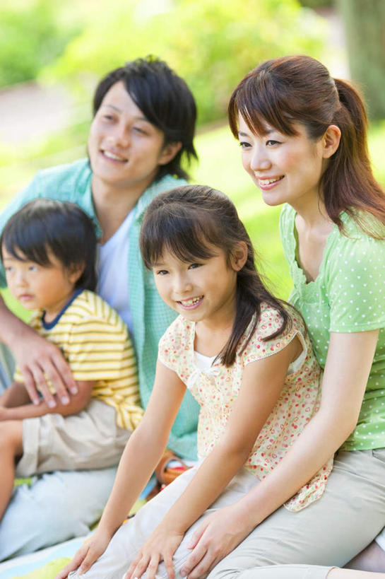 东方人,儿童,四个人,家庭,夫妻,母亲,父亲,女儿,儿子,坐,抱,笑,微笑,露齿笑,竖图,室外,白天,正面,爱情,纯洁,草地,草坪,植物,亚洲,阴影,服装,朦胧,模糊,光线,影子,浪漫,休闲装,黄种人,草,小孩,衣服,绿色,阳光,休闲,温暖,温馨,父女,父子,母女,母子,一家人,休闲服,恩爱,父爱,可爱,母爱,童年,童趣,恋人,服饰,抱着,和睦,搂着,童真,烂漫,无邪,天真,男孩,男人,男性,年轻男性,年轻女性,女孩,女人,女性,亚洲人,孩子,年轻人,夫妇,情侣,怀抱,搂,搂抱,相抱,拥抱,坐着,半身,彩图,伴侣,融洽,男生,女生