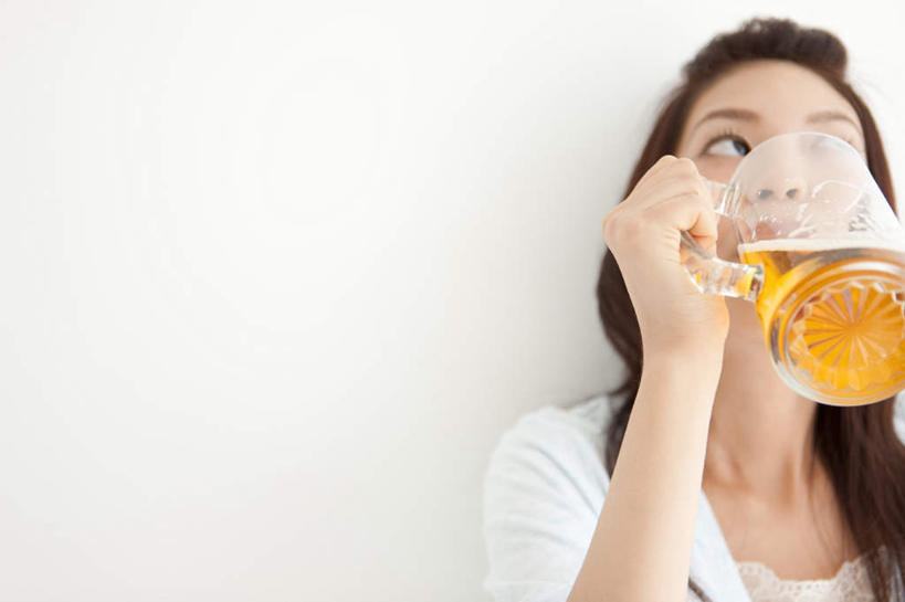 啤酒,东方人,一个人,举,捧,横图,室内,白天,白色背景,正面,杯子,亚洲,仅一个年轻女性,仅一个女性,仅一个人,喝,握,服装,朦胧,模糊,酒类,一杯,拿,拿着,休闲装,黄种人,玻璃制品,酒,饮料,衣服,酒杯,啤酒杯,靠,靠着,托,倚靠,休闲,休闲服,握着,摄影,服饰,影棚,倚着,年轻女性,女人,女性,亚洲人,玻璃杯,端,端着,举起,举手,举着,捧着,手捧,向上举,向上伸,向上托,半身,彩图,影棚拍摄,拍摄