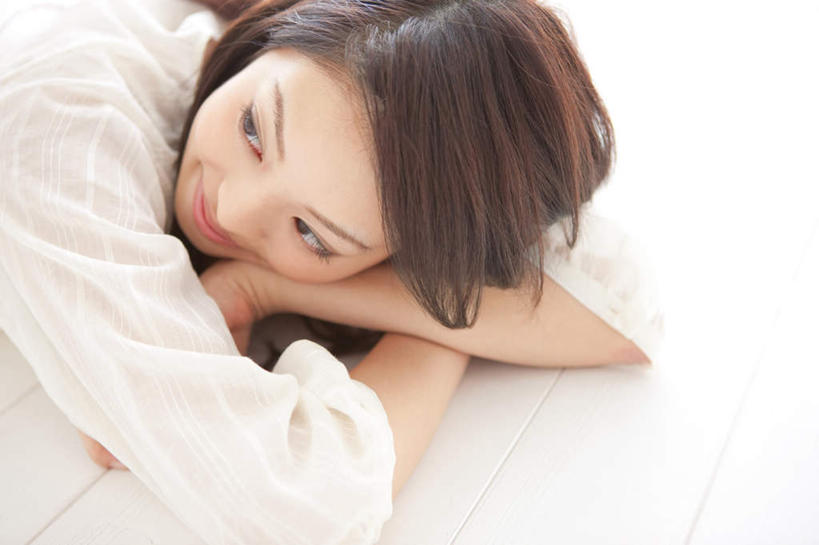 东方人,头发,一个人,横图,俯视,室内,白天,餐桌,桌子,亚洲,仅一个年轻女性,仅一个女性,仅一个人,一张,服装,朦胧,模糊,扭头,注视,休闲装,黄种人,衣服,白色,黑色,观察,看,趴着,转头,休闲,休闲服,服饰,餐台,观看,察看,关注,年轻女性,女人,女性,亚洲人,长发,趴,半身,彩图,高角度拍摄