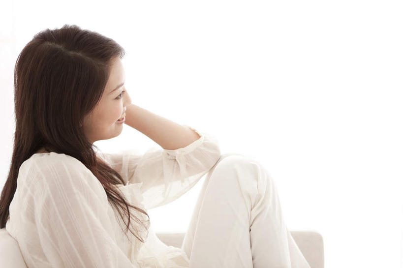 东方人,一个人,坐,举,笑,微笑,露齿笑,横图,室内,白天,白色背景,侧面,沙发,亚洲,仅一个年轻女性,仅一个女性,仅一个人,服装,朦胧,模糊,注视,休闲装,黄种人,衣服,观察,看,托,休闲,休闲服,摄影,服饰,影棚,观看,察看,关注,布艺沙发,年轻女性,女人,女性,亚洲人,举起,举手,举着,向上举,向上伸,向上托,坐着,半身,彩图,影棚拍摄,拍摄