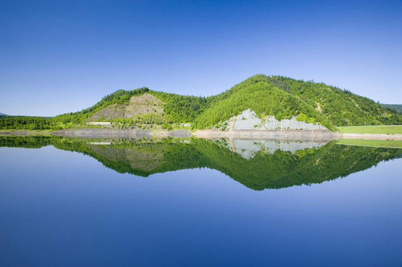 无人,横图,室外,白天,正面,旅游,度假,湖,湖泊,美景,森林,山,山脉,树林,水,植物,北海道,日本,亚洲,阴影,朦胧,模糊,反射,光线,影子,湖面,景观,山峰,水流,水面,山峦,娱乐,树,树木,蓝色,绿色,倒影,蓝天,天空,阳光,自然,湖水,群山,天,享受,休闲,景色,放松,生长,晴朗,成长,倒映,自然风光,东亚,万里无云,日本国,北海道地方,北海道岛,反照,晴空,晴空万里,彩图
