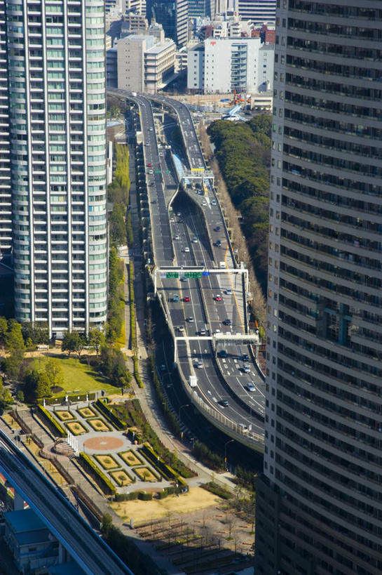 无人,高楼大厦,竖图,俯视,航拍,室外,白天,度假,草地,草坪,美景,植物,城市风光,城市,大厦,道路,建筑,路,摩天大楼,公路,东京,日本,亚洲,阴影,朦胧,模糊,光线,影子,景观,交通,娱乐,建设,草,树,树木,绿色,阳光,自然,享受,休闲,景色,放松,生长,成长,鸟瞰,东亚,本州,关东地方,本州岛,日本国,东京都,马路,彩图,高角度拍摄,大楼,高层建筑,高楼,摩天楼