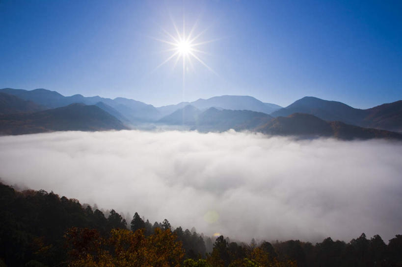 无人,横图,室外,白天,正面,旅游,度假,美景,山,山脉,太阳,雾,日本,亚洲,阴影,朦胧,模糊,光线,影子,景观,山峰,云,云朵,山峦,云彩,娱乐,蓝色,白云,蓝天,天空,阳光,自然,群山,天,享受,休闲,景色,放松,晴朗,迷雾,自然风光,东亚,本州,万里无云,本州岛,日本国,东北地方,山形,山形县,大雾,晴空,晴空万里,彩图