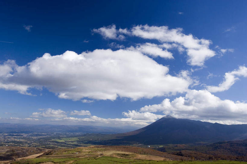 无人,农田,横图,室外,白天,正面,旅游,度假,庄稼,农作物,美景,山,山脉,日本,亚洲,阴影,朦胧,模糊,光线,影子,景观,山峰,云,云朵,山峦,云彩,娱乐,蓝色,白云,蓝天,天空,阳光,自然,群山,天,享受,休闲,景色,放松,晴朗,自然风光,东亚,本州,本州岛,日本国,岩手,岩手县,东北地方,八幡平,晴空,彩图,耕地,庄稼田