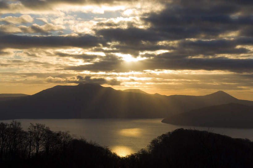 无人,横图,室外,白天,正面,旅游,度假,草地,草坪,湖,湖泊,美景,森林,山,山脉,树林,水,植物,秋田县,日本,亚洲,阴影,朦胧,模糊,光线,影子,湖面,景观,山峰,水流,水面,云,云朵,山峦,云彩,娱乐,草,树,树木,蓝色,绿色,白云,蓝天,天空,阳光,自然,湖水,群山,天,享受,休闲,景色,放松,生长,晴朗,成长,自然风光,东亚,本州,本州岛,日本国,秋田,东北地方,晴空,彩图