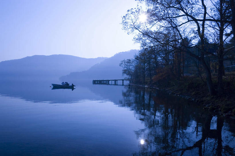 无人,横图,室外,白天,正面,旅游,度假,湖,湖泊,美景,日落,水,植物,船,秋田县,日本,亚洲,平静,湖面,景观,水流,水面,晚霞,霞光,云,云朵,木船,云彩,娱乐,树,树木,蓝色,绿色,白云,倒影,蓝天,天空,自然,黄昏,交通工具,湖水,天,享受,休闲,景色,彩霞,放松,生长,晴朗,成长,舟,自然风光,载具,东亚,本州,本州岛,日本国,秋田,东北地方,晴空,夕阳,彩图