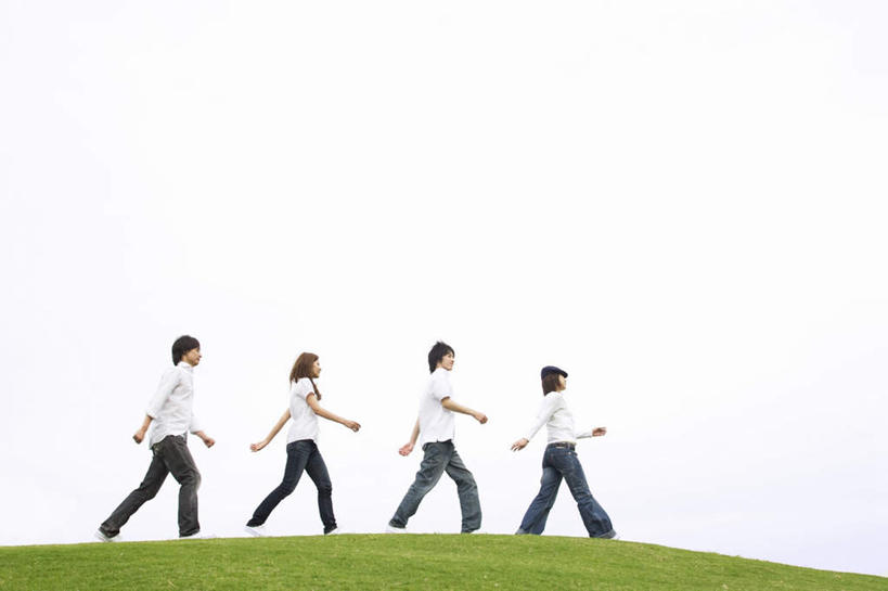 东方人,四个人,伙伴,朋友,走,横图,室外,白天,仰视,友谊,日本,亚洲,裤子,牛仔裤,黄种人,衣服,蓝色,白色,蓝天,天空,天,晴朗,东亚,本州,万里无云,本州岛,日本国,近畿地方,近畿,滋贺,滋贺县,友情,男人,男性,年轻男性,年轻女性,女人,女性,亚洲人,晴空,晴空万里,步行,散步,走路,彩图,低角度拍摄,全身