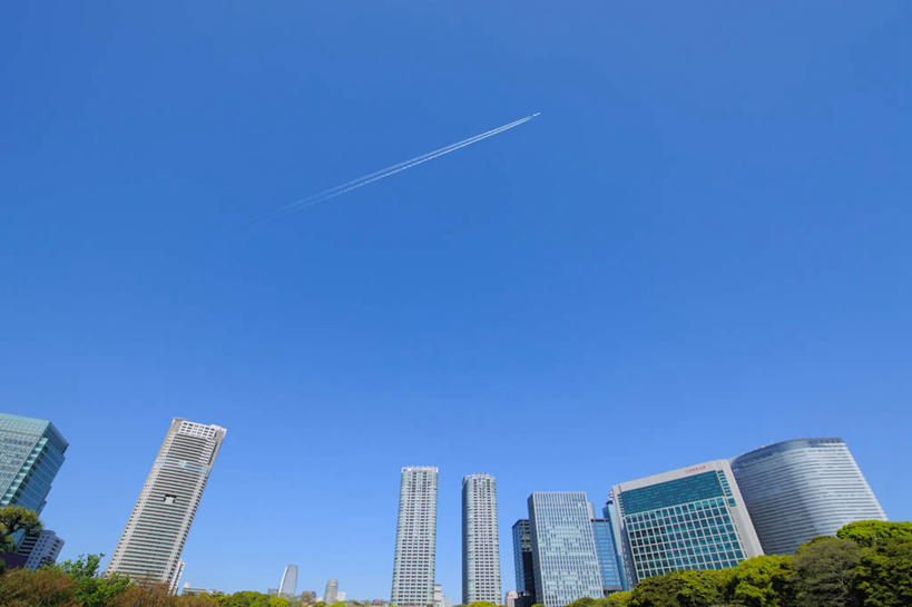 无人,高楼大厦,横图,室外,白天,仰视,度假,美景,植物,城市风光,城市,大厦,建筑,摩天大楼,东京,日本,亚洲,景观,烟雾,云,云朵,建筑群,云彩,娱乐,建设,树,树木,蓝色,绿色,白云,蓝天,天空,自然,天,享受,休闲,景色,放松,生长,晴朗,成长,污染,废气,东亚,飞机尾迹,本州,尾迹云,机尾云,飞机拉烟,云带,尾迹,关东地方,本州岛,日本国,东京都,机尾迹,飞机尾气,港区,晴空,彩图,低角度拍摄,大楼,高层建筑,高楼,摩天楼
