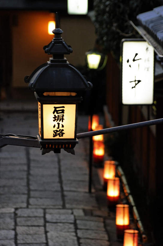 无人,家,竖图,俯视,室外,夜晚,旅游,度假,美景,城市风光,城市,道路,建筑,街道,路,路灯,指示牌,公路,照明,京都,日本,亚洲,标志,文字,房屋,屋子,景观,公寓,灯光,交通,娱乐,标识,建设,楼房,住宅,灯,一个,享受,休闲,日式,景色,放松,京都府,单个,照亮,照明设备,东亚,本州,本州岛,日本国,近畿地方,近畿,马路,彩图,高角度拍摄,房子