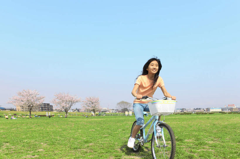 一个人,家,笑,微笑,露齿笑,横图,室外,白天,正面,旅游,度假,草地,草坪,美景,植物,别墅,城市风光,城市,建筑,自行车,樱花,仅一个年轻女性,仅一个女性,仅一个人,许多,阴影,盛开,光线,影子,房屋,屋子,景观,云,云朵,公寓,建筑群,樱花树,花蕾,云彩,娱乐,建设,洋房,楼房,住宅,车,脚踏车,草,花,花瓣,花朵,鲜花,树,树木,骑,粉色,蓝色,绿色,黑色,白云,蓝天,天空,阳光,自然,交通工具,天,花苞,花蕊,享受,休闲,景色,放松,生长,晴朗,成长,载具,仙樱花,福岛樱,青肤樱,年轻女性,女人,女性,长发,晴空,荆桃,彩图,全身,房子