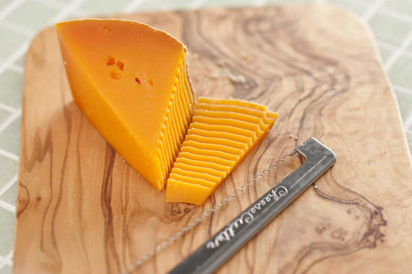 奶酪,无人,横图,俯视,室内,特写,白天,餐具,金属制品,一把,一块,切开,金属,木制,工具,干酪,起司,案板,刀具,芝士,营养,砧板,黄色,木制品,刀,切,乳酪,乳制品,餐刀,发酵,彩图,高角度拍摄