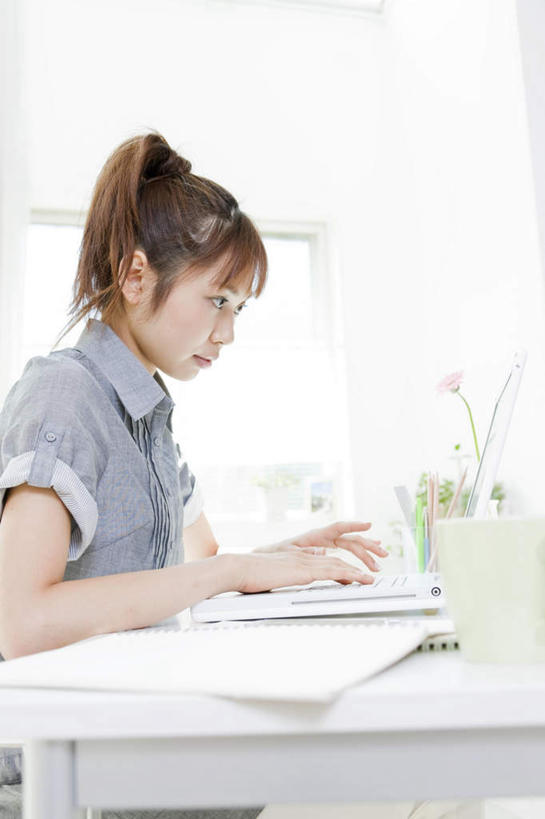 东方人,一个人,办公室,竖图,室内,白天,侧面,电脑,显示器,鼠标,键盘,家具,桌子,亚洲,仅一个年轻女性,仅一个女性,仅一个人,许多,敲打,网络,办公桌,记事本,注视,黄种人,输入,输入设备,通讯设备,本子,笔记本,打开,打字,观察,看,台式电脑,观看,点击,一台,敲击,察看,开启,关注,通信设备,输出设备,办公家具,按键,年轻女性,女人,女性,亚洲人,半身,彩图