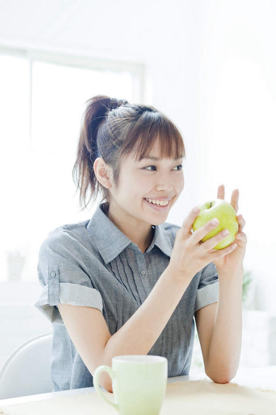东方人,一个人,坐,笑,微笑,露齿笑,竖图,室内,白天,正面,餐桌,窗户,落地窗,桌子,苹果,杯子,水果,亚洲,仅一个年轻女性,仅一个女性,仅一个人,撑,握,新鲜,陶瓷,生食,食品,果实,陶瓷制品,拿,拿着,黄种人,玻璃窗,食物,绿色,水杯,握着,有机食品,绿色食品,餐台,撑着,年轻女性,女人,女性,亚洲人,茶杯,坐着,半身,彩图