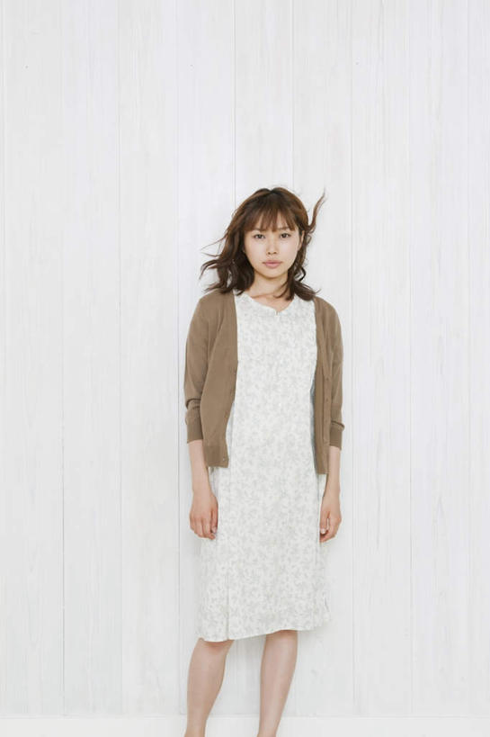 东方人,一个人,站,竖图,室内,白天,白色背景,正面,风,亚洲,仅一个年轻女性,仅一个女性,仅一个人,服装,木制,木板,墙,休闲装,黄种人,墙壁,墙面,衣服,木制品,站着,一件,休闲,休闲服,摄影,服饰,影棚,年轻女性,女人,女性,亚洲人,站立,半身,彩图,影棚拍摄,拍摄