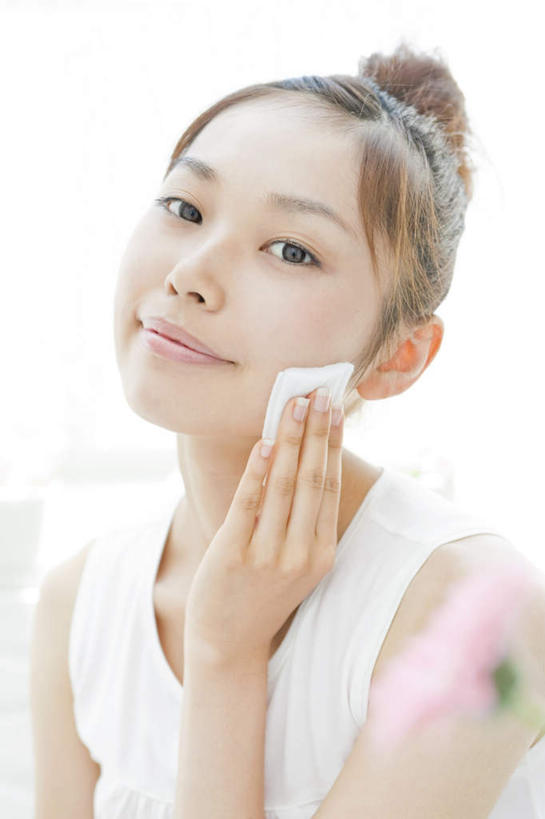 东方人,一个人,坐,举,摸,竖图,室内,白天,正面,化妆,美容,自由,幸福,亚洲,仅一个年轻女性,仅一个女性,仅一个人,抚摸,护肤,朦胧,模糊,盛开,波斯菊,花蕾,黄种人,花,花瓣,花朵,鲜花,一朵,粉色,化妆棉,化妆品,花苞,花蕊,清洁,托,保养,享受,休闲,菊花,放松,擦拭,保健,大波斯菊,吉祥,养颜,高洁,秋英,格桑花,秋樱,扫帚梅,八瓣梅,初恋,多情,年轻女性,女人,女性,亚洲人,触摸,接触,举起,举手,举着,向上举,向上伸,向上托,坐着,半身,彩图,时光