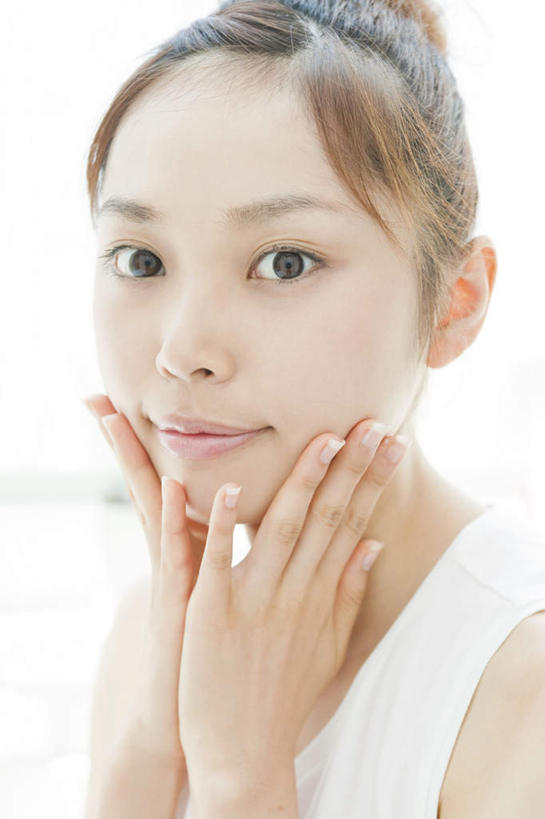 东方人,脸,头,脸颊,一个人,站,举,笑,摸,微笑,竖图,室内,特写,白天,正面,亚洲,仅一个年轻女性,仅一个女性,仅一个人,抚摸,朦胧,模糊,注视,黄种人,观察,看,托,站着,观看,察看,关注,年轻女性,女人,女性,亚洲人,头部,脸部,脸蛋,面部,触摸,接触,举起,举手,举着,向上举,向上伸,向上托,站立,半身,彩图