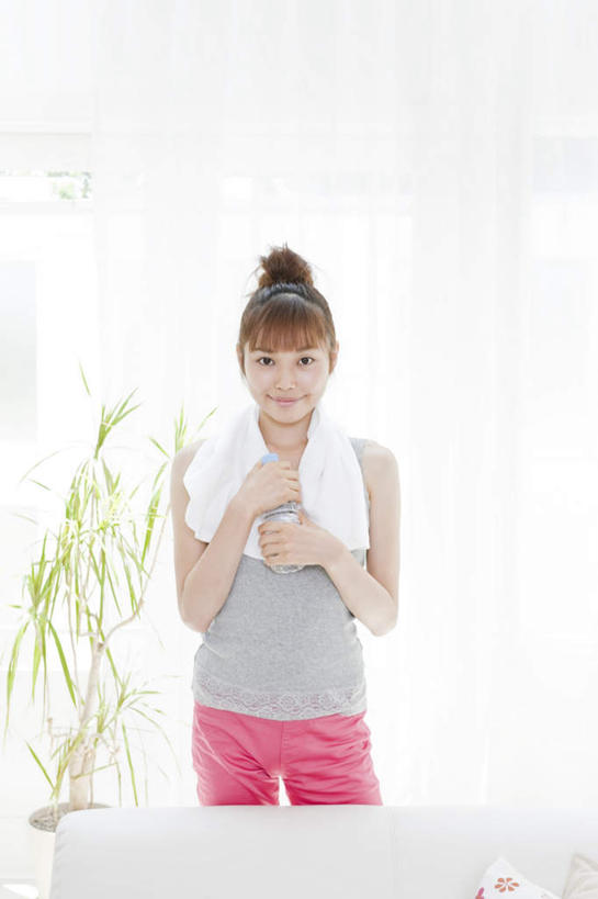 东方人,一个人,客厅,站,举,笑,微笑,露齿笑,竖图,室内,白天,正面,植物,沙发,亚洲,仅一个年轻女性,仅一个女性,仅一个人,服装,朦胧,模糊,盆栽,盆景,休闲装,黄种人,一个,衣服,绿色,白色,自然,瓶子,塑料制品,毛巾,托,站着,休闲,休闲服,塑料瓶,服饰,生长,单个,成长,一瓶,起居室,布艺沙发,年轻女性,女人,女性,亚洲人,举起,举手,举着,向上举,向上伸,向上托,站立,半身,彩图