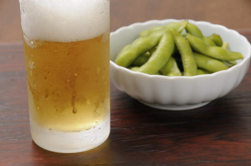 啤酒,无人,横图,俯视,室内,特写,白天,烹饪,植物,豆,大豆,静物,杯子,餐具,朦胧,模糊,碟子,盘,豆类,豆子,毛豆,日本料理,料理,食品,酒类,一杯,菜肴,美食,玻璃制品,酒,食物,饮料,盘子,酒杯,啤酒杯,碟,日式料理,日式,摄影,佳肴,影棚,豆科,枝豆,玻璃杯,黄豆,彩图,高角度拍摄,影棚拍摄,拍摄