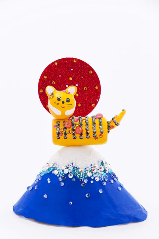 无人,站,举,竖图,室内,白天,白色背景,正面,游戏,山,山脉,虎,玩具,朦胧,模糊,扇子,折扇,纸扇,山峰,山峦,清凉,玩,凉爽,文化,娱乐,一个,群山,托,站着,休闲,益智,摄影,影棚,单个,活动,发泄,消遣,智力,宣泄,撒扇,老虎,举起,举手,举着,玩耍,嬉戏,向上举,向上伸,向上托,站立,彩图,影棚拍摄,拍摄,传统文化,拟人