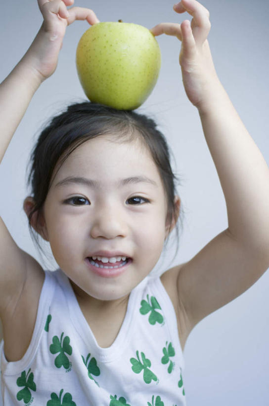 东方人,儿童,一个人,站,举,笑,微笑,露齿笑,竖图,室内,白天,白色背景,正面,纯洁,苹果,水果,亚洲,仅一个女性,仅一个人,新鲜,生食,食品,青色,果实,黄种人,食物,一个,小孩,托,站着,仅一个小孩,可爱,童年,童趣,摄影,有机食品,绿色食品,影棚,单个,童真,烂漫,无邪,天真,女孩,女人,女性,亚洲人,孩子,举起,举手,举着,向上举,向上伸,向上托,站立,半身,彩图,影棚拍摄,拍摄,女生